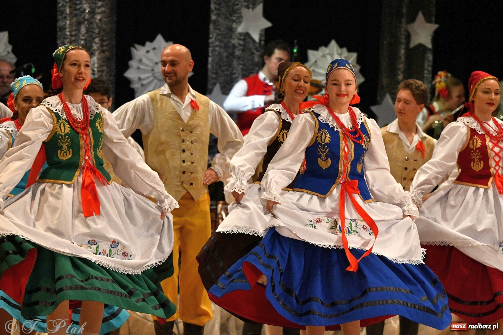 Zdjęcie w galerii na portalu naszraciborz.pl: Kolorowy koncert raciborskiego Źródła [FOTO] wiadomości z regionu