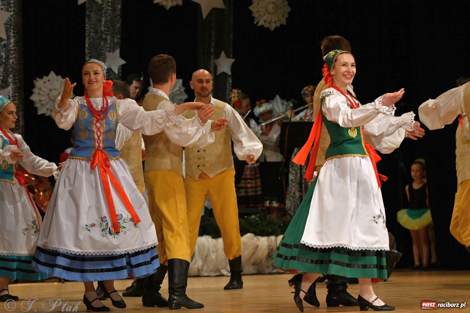 Zdjęcie w galerii na portalu naszraciborz.pl: Kolorowy koncert raciborskiego Źródła [FOTO] wiadomości z regionu