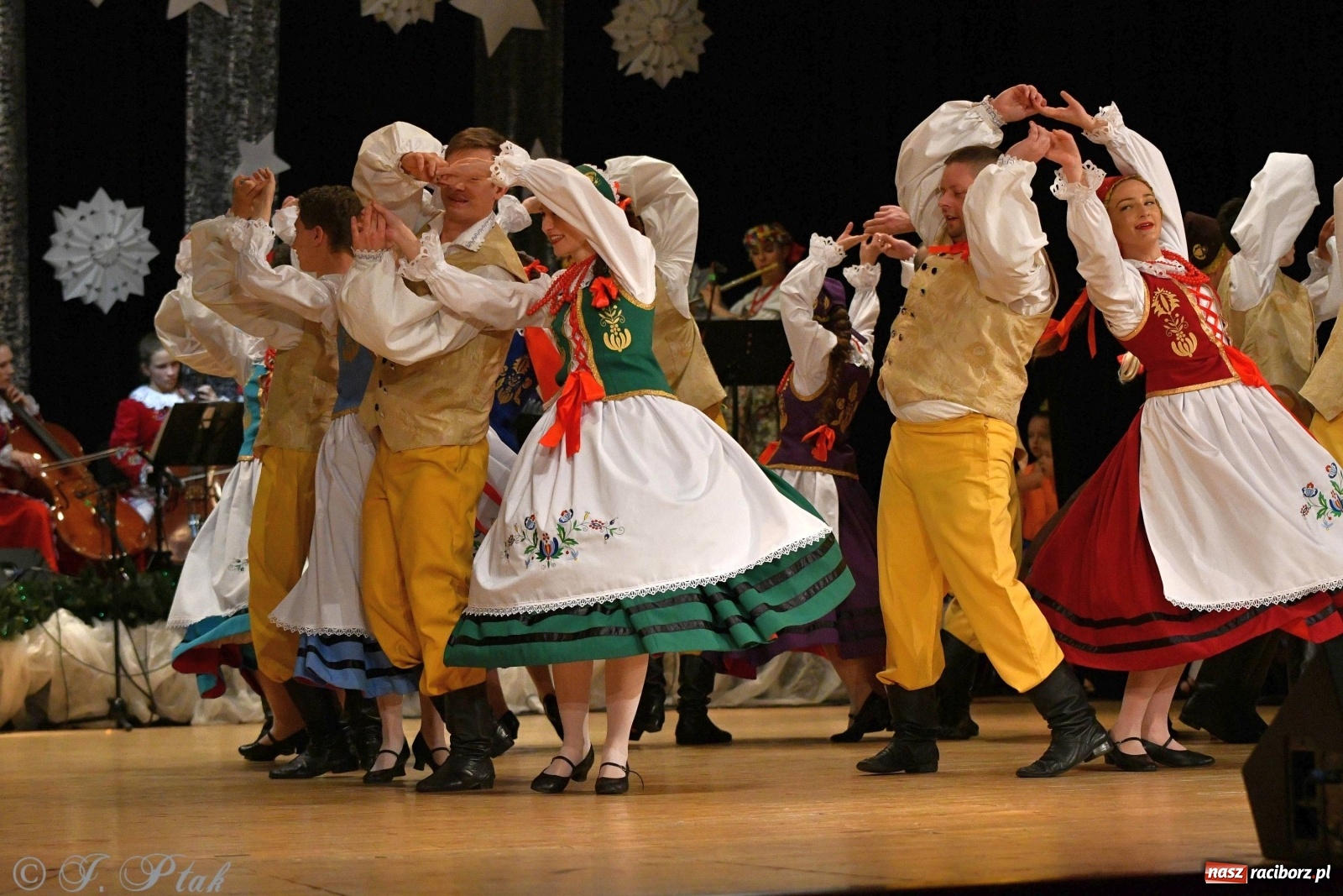Zdjęcie w galerii na portalu naszraciborz.pl: Kolorowy koncert raciborskiego Źródła [FOTO] wiadomości z regionu