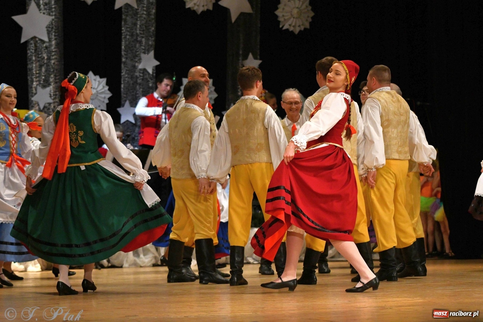 Zdjęcie w galerii na portalu naszraciborz.pl: Kolorowy koncert raciborskiego Źródła [FOTO] wiadomości z regionu