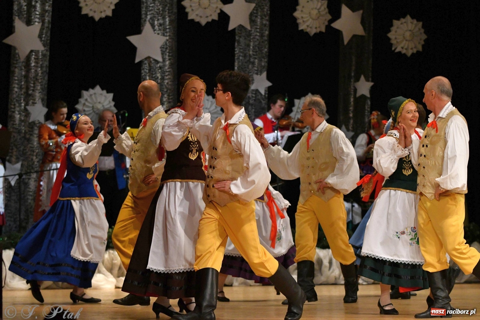 Zdjęcie w galerii na portalu naszraciborz.pl: Kolorowy koncert raciborskiego Źródła [FOTO] wiadomości z regionu