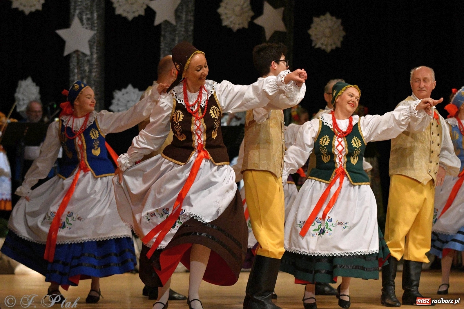 Zdjęcie w galerii na portalu naszraciborz.pl: Kolorowy koncert raciborskiego Źródła [FOTO] wiadomości z regionu