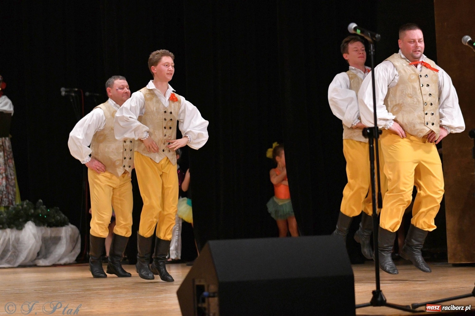 Zdjęcie w galerii na portalu naszraciborz.pl: Kolorowy koncert raciborskiego Źródła [FOTO] wiadomości z regionu