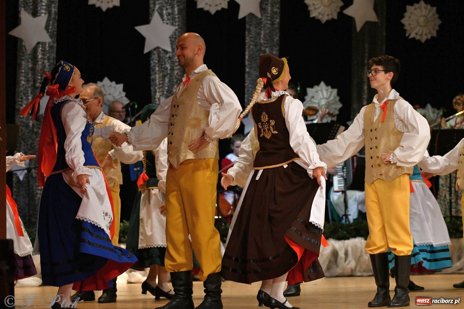 Zdjęcie w galerii na portalu naszraciborz.pl: Kolorowy koncert raciborskiego Źródła [FOTO] wiadomości z regionu