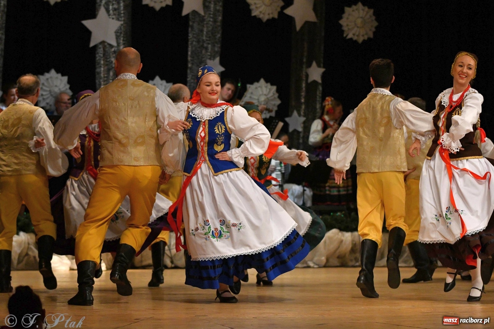Zdjęcie w galerii na portalu naszraciborz.pl: Kolorowy koncert raciborskiego Źródła [FOTO] wiadomości z regionu
