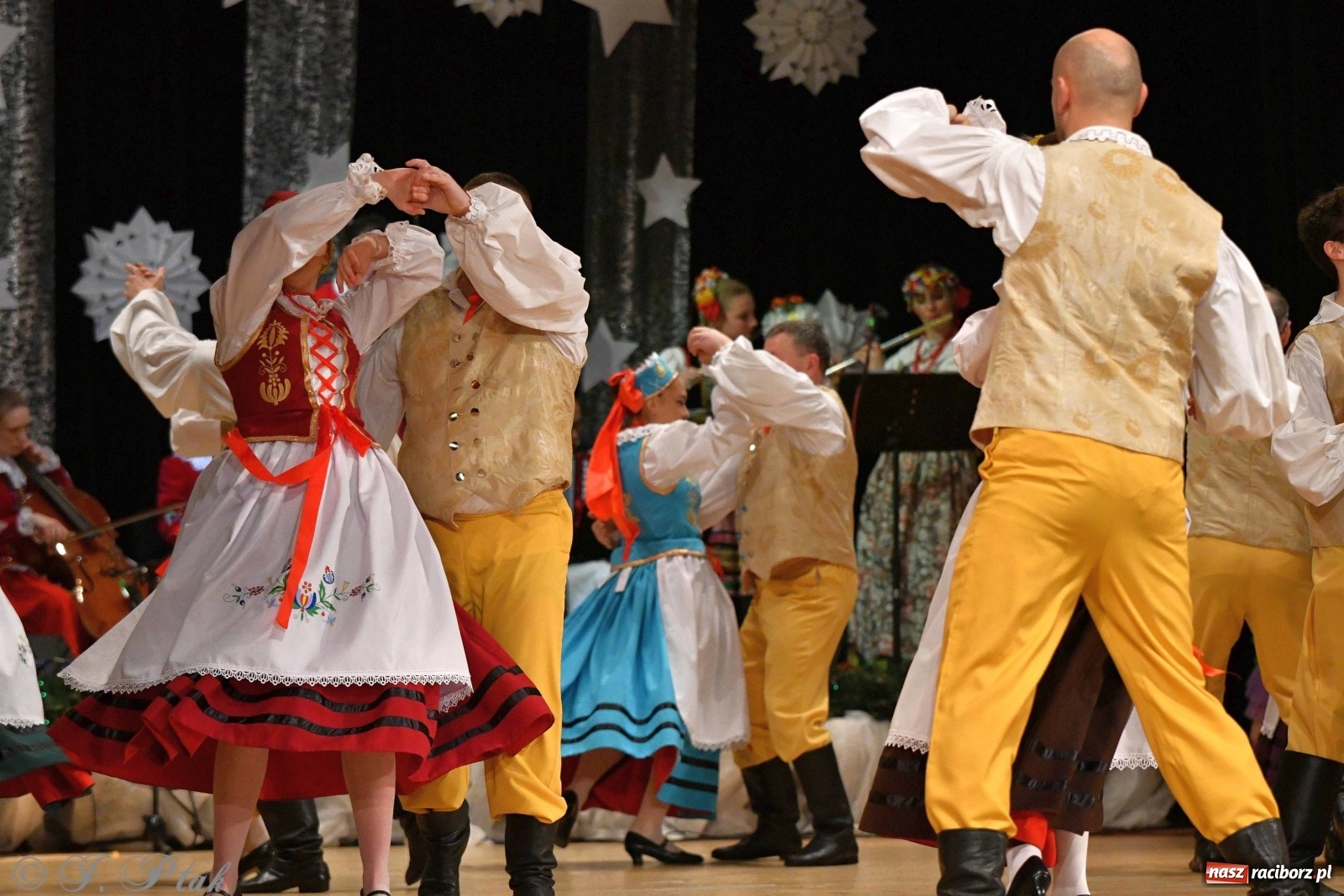 Zdjęcie w galerii na portalu naszraciborz.pl: Kolorowy koncert raciborskiego Źródła [FOTO] wiadomości z regionu