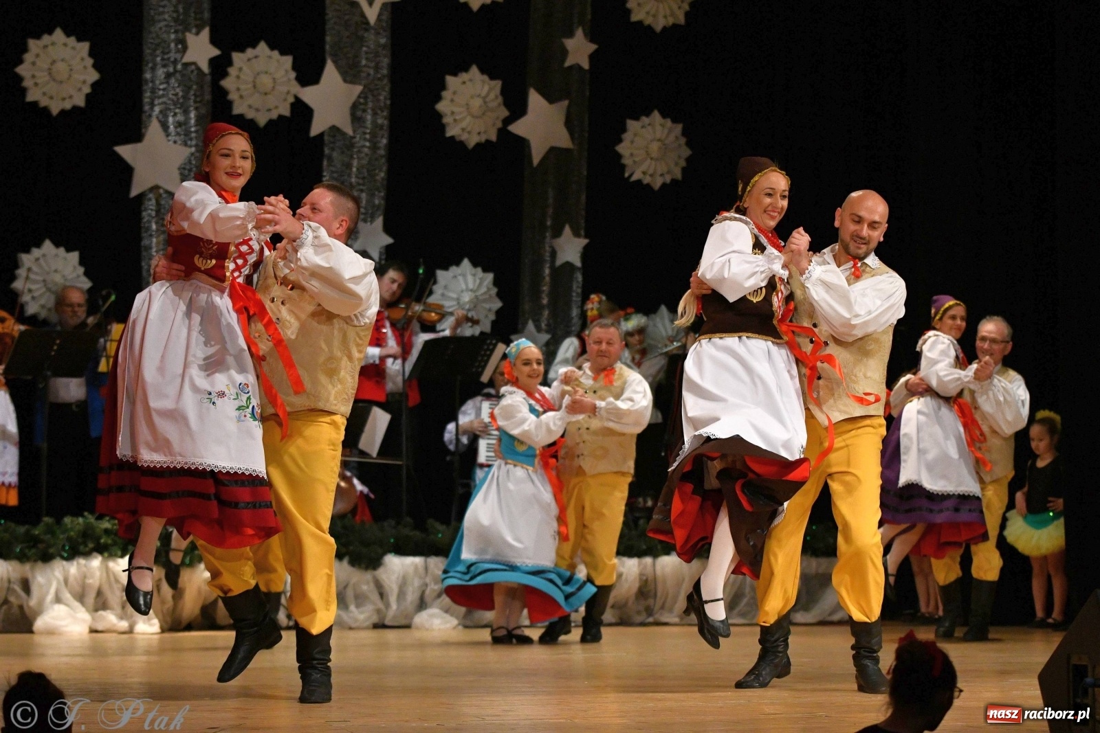Zdjęcie w galerii na portalu naszraciborz.pl: Kolorowy koncert raciborskiego Źródła [FOTO] wiadomości z regionu