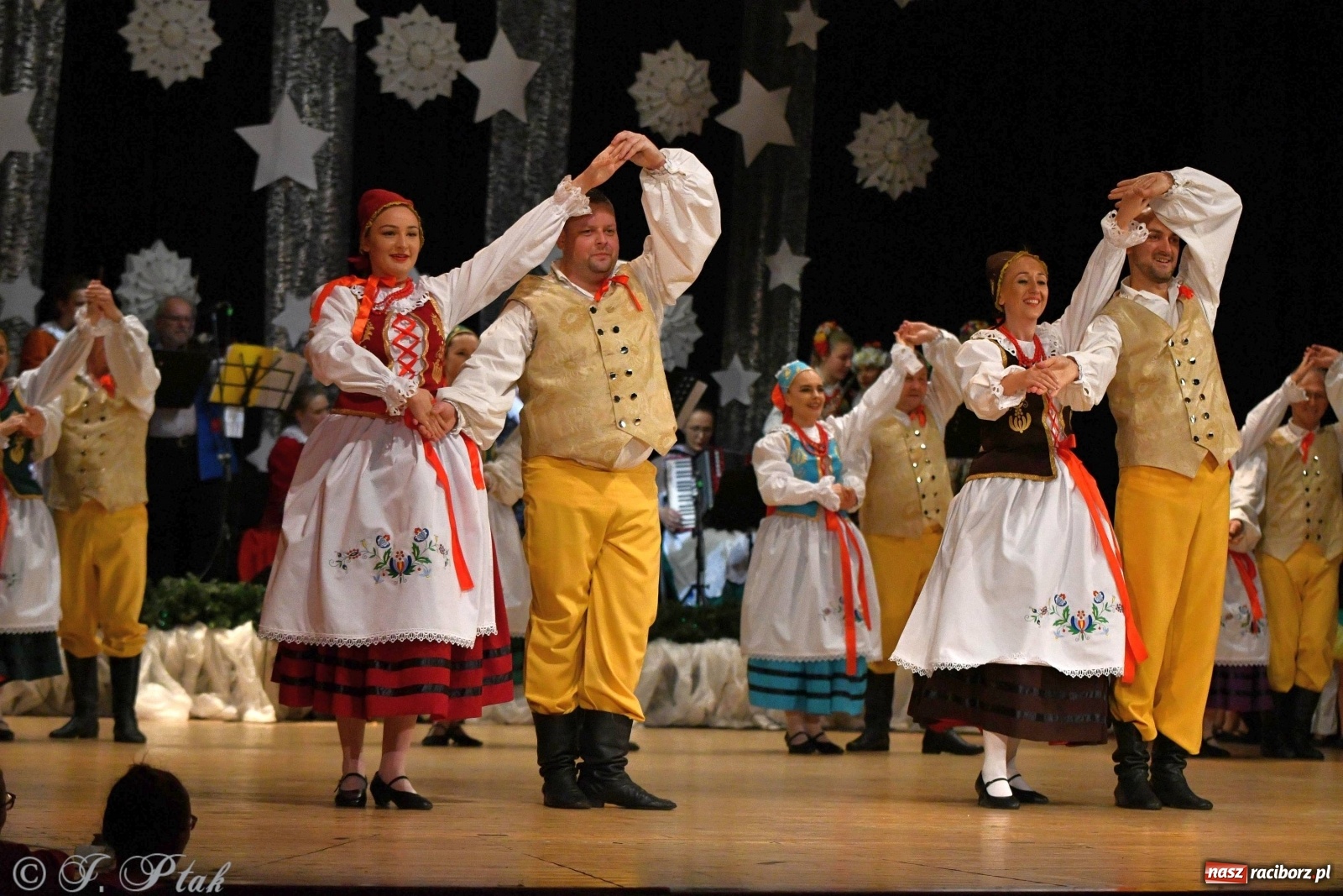 Zdjęcie w galerii na portalu naszraciborz.pl: Kolorowy koncert raciborskiego Źródła [FOTO] wiadomości z regionu