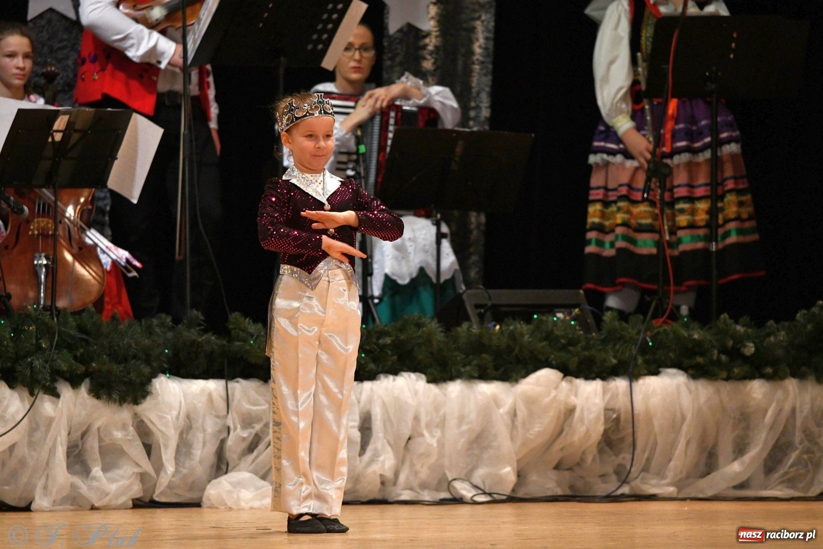 Zdjęcie w galerii na portalu naszraciborz.pl: Kolorowy koncert raciborskiego Źródła [FOTO] wiadomości z regionu