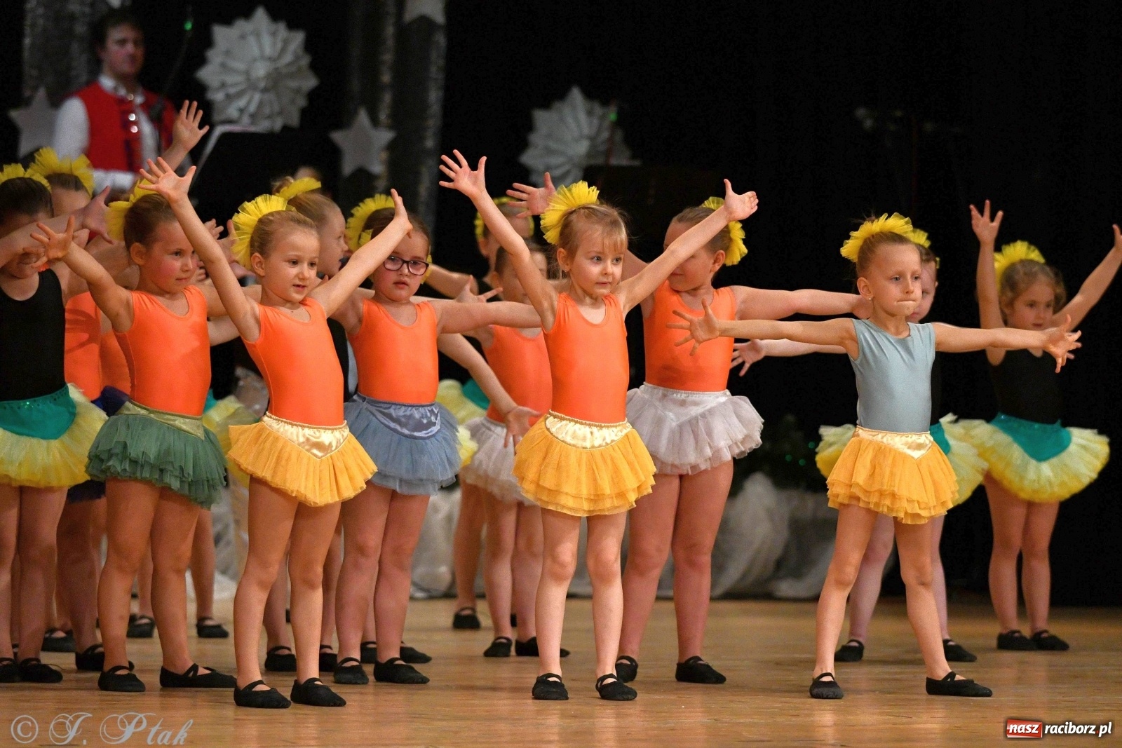Zdjęcie w galerii na portalu naszraciborz.pl: Kolorowy koncert raciborskiego Źródła [FOTO] wiadomości z regionu