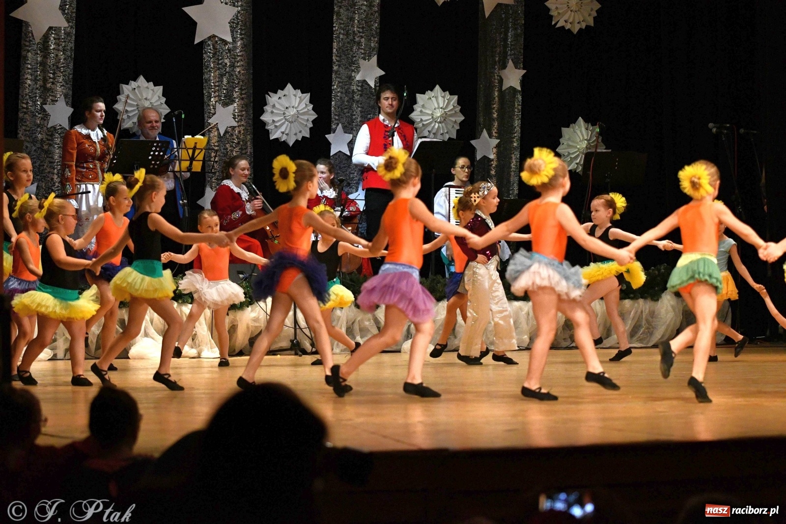Zdjęcie w galerii na portalu naszraciborz.pl: Kolorowy koncert raciborskiego Źródła [FOTO] wiadomości z regionu