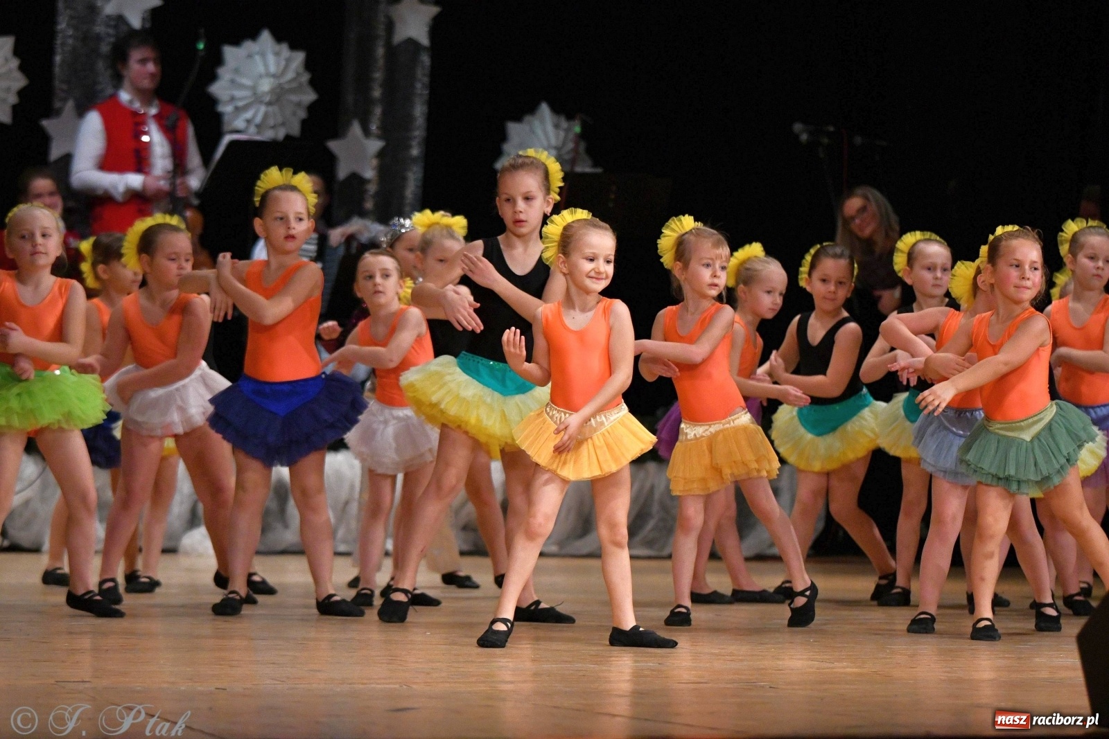 Zdjęcie w galerii na portalu naszraciborz.pl: Kolorowy koncert raciborskiego Źródła [FOTO] wiadomości z regionu