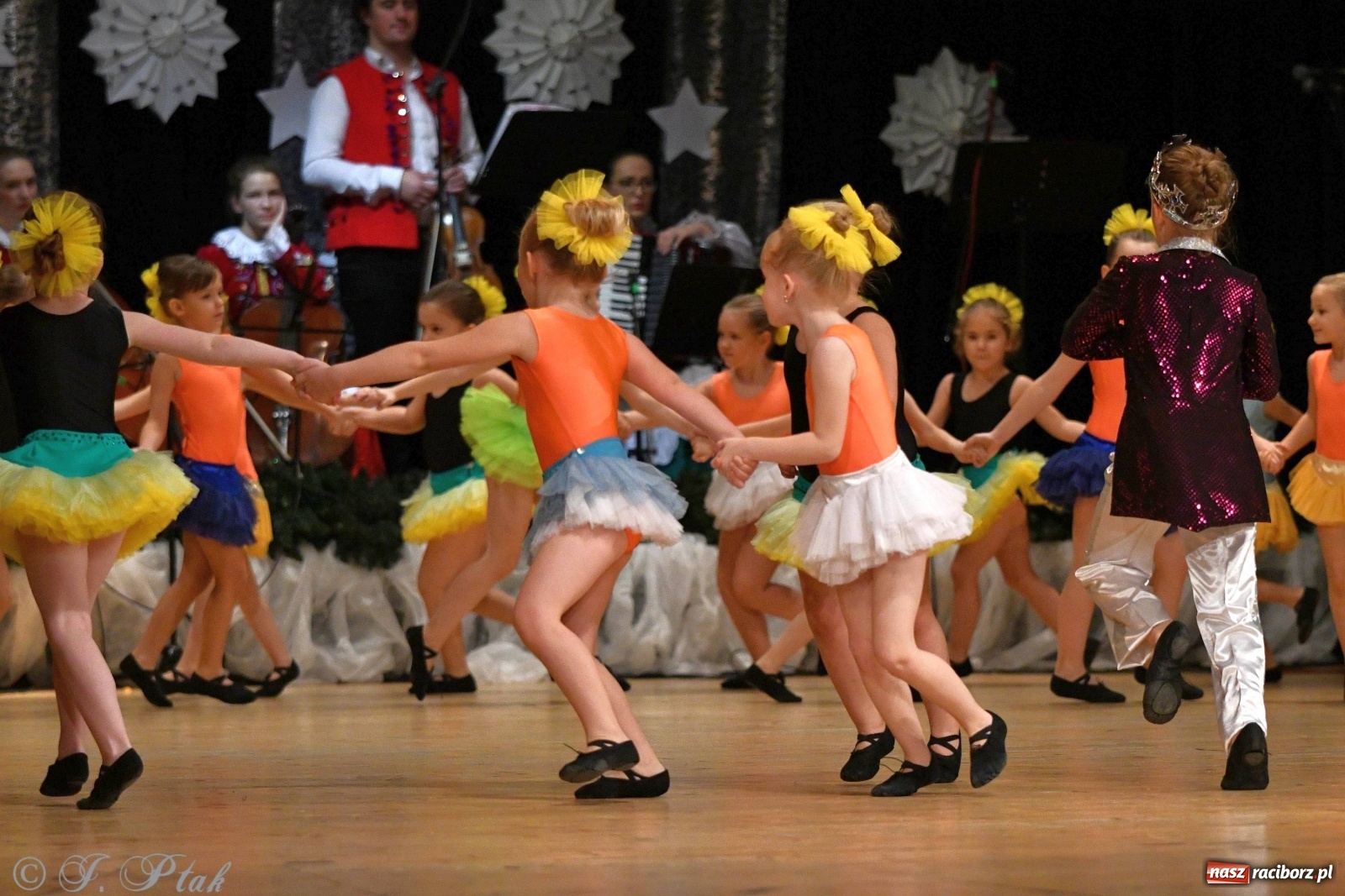 Zdjęcie w galerii na portalu naszraciborz.pl: Kolorowy koncert raciborskiego Źródła [FOTO] wiadomości z regionu