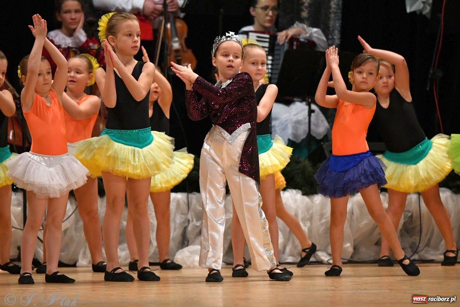 Zdjęcie w galerii na portalu naszraciborz.pl: Kolorowy koncert raciborskiego Źródła [FOTO] wiadomości z regionu