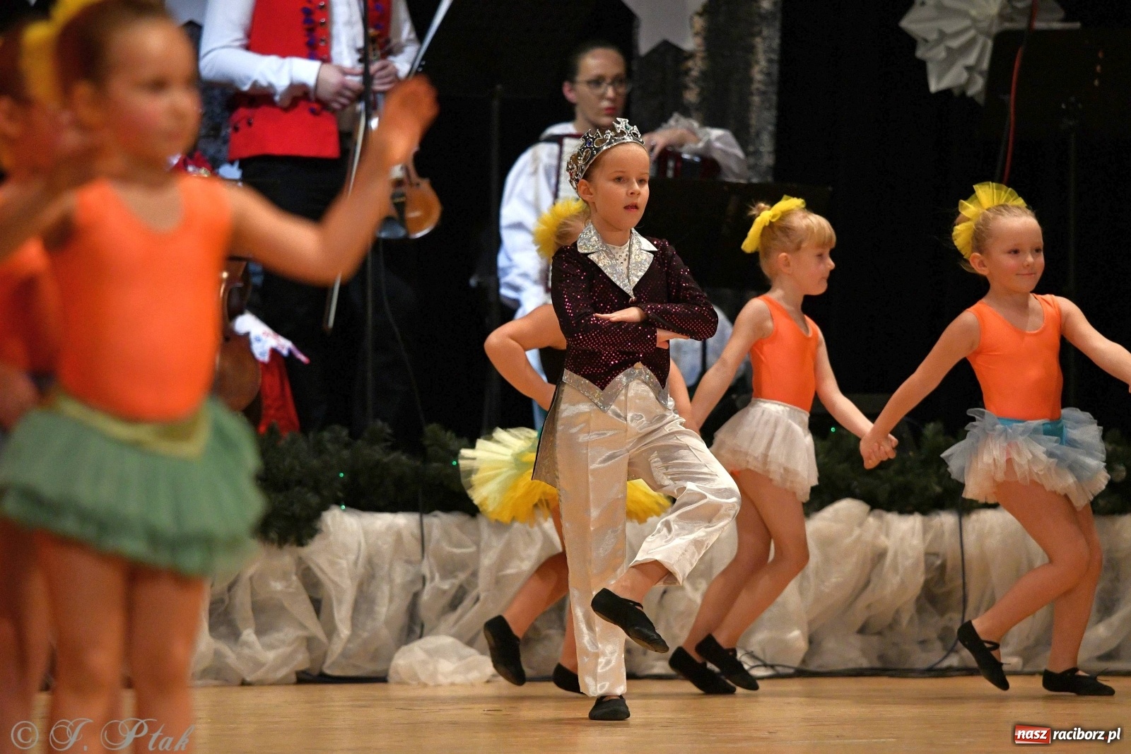 Zdjęcie w galerii na portalu naszraciborz.pl: Kolorowy koncert raciborskiego Źródła [FOTO] wiadomości z regionu