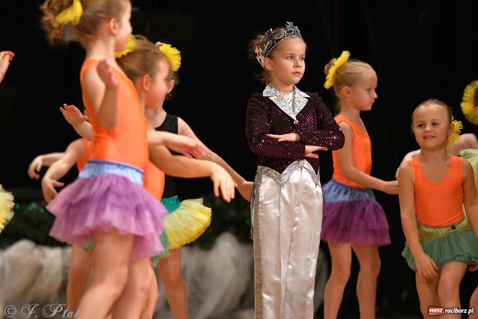 Zdjęcie w galerii na portalu naszraciborz.pl: Kolorowy koncert raciborskiego Źródła [FOTO] wiadomości z regionu