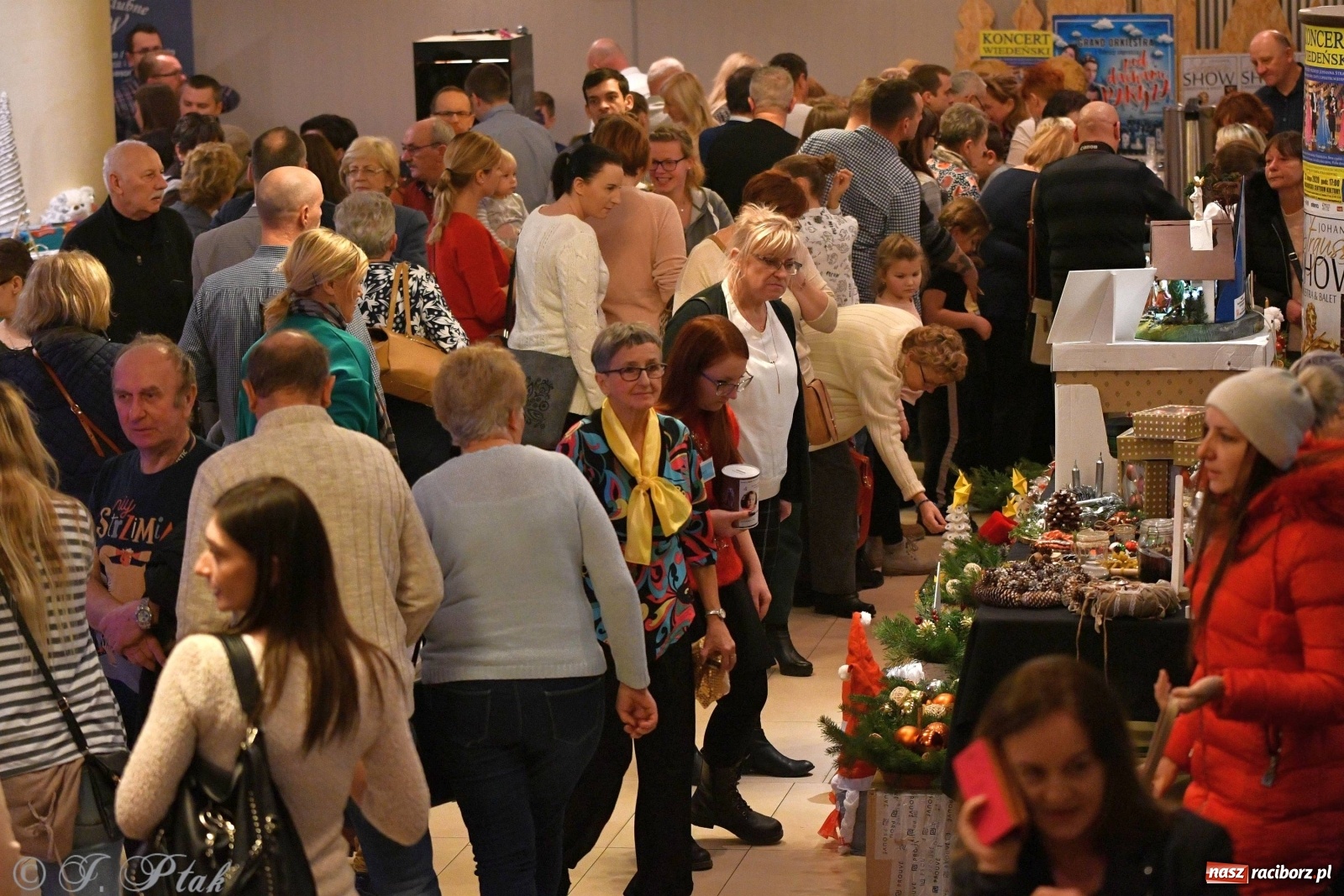 Zdjęcie w galerii na portalu naszraciborz.pl: Kolorowy koncert raciborskiego Źródła [FOTO] wiadomości z regionu