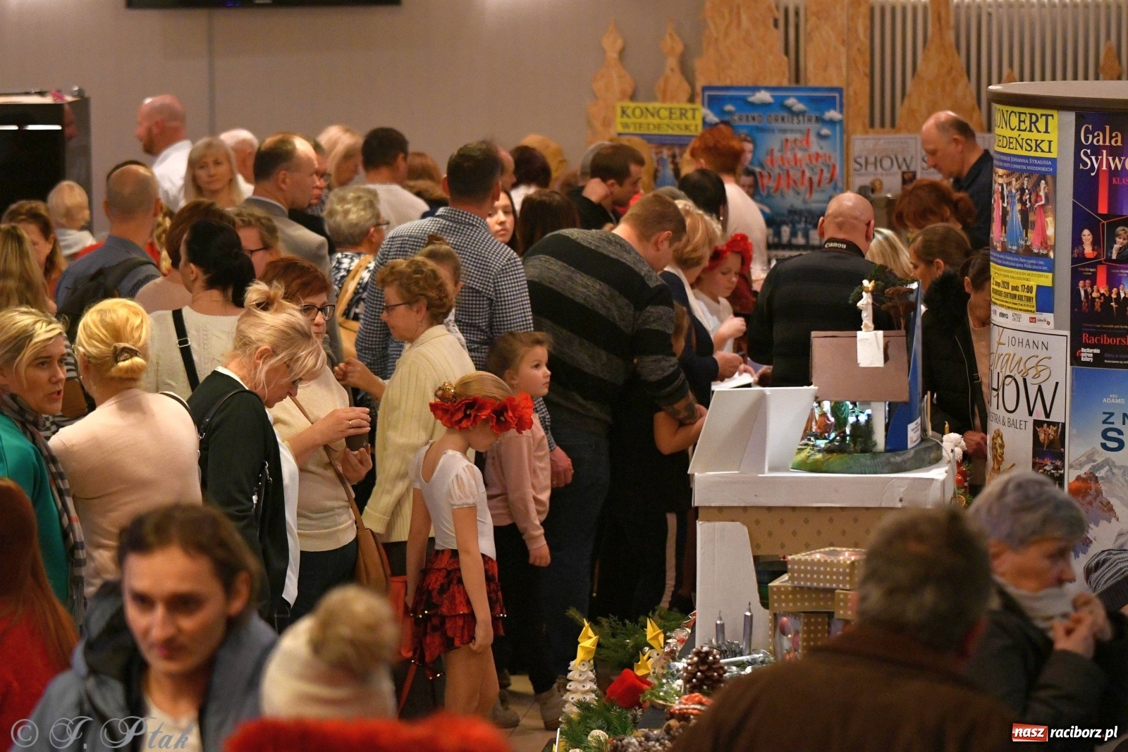 Zdjęcie w galerii na portalu naszraciborz.pl: Kolorowy koncert raciborskiego Źródła [FOTO] wiadomości z regionu