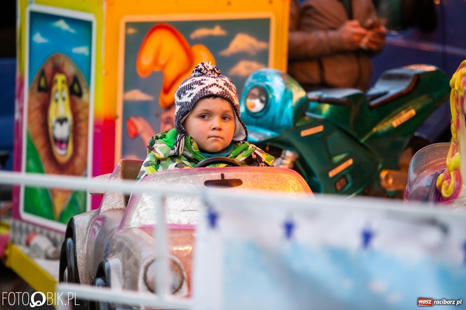 Zdjęcie w galerii na portalu naszraciborz.pl: Rozświetlenie choinki na rynku w Krzanowicach wiadomości z regionu