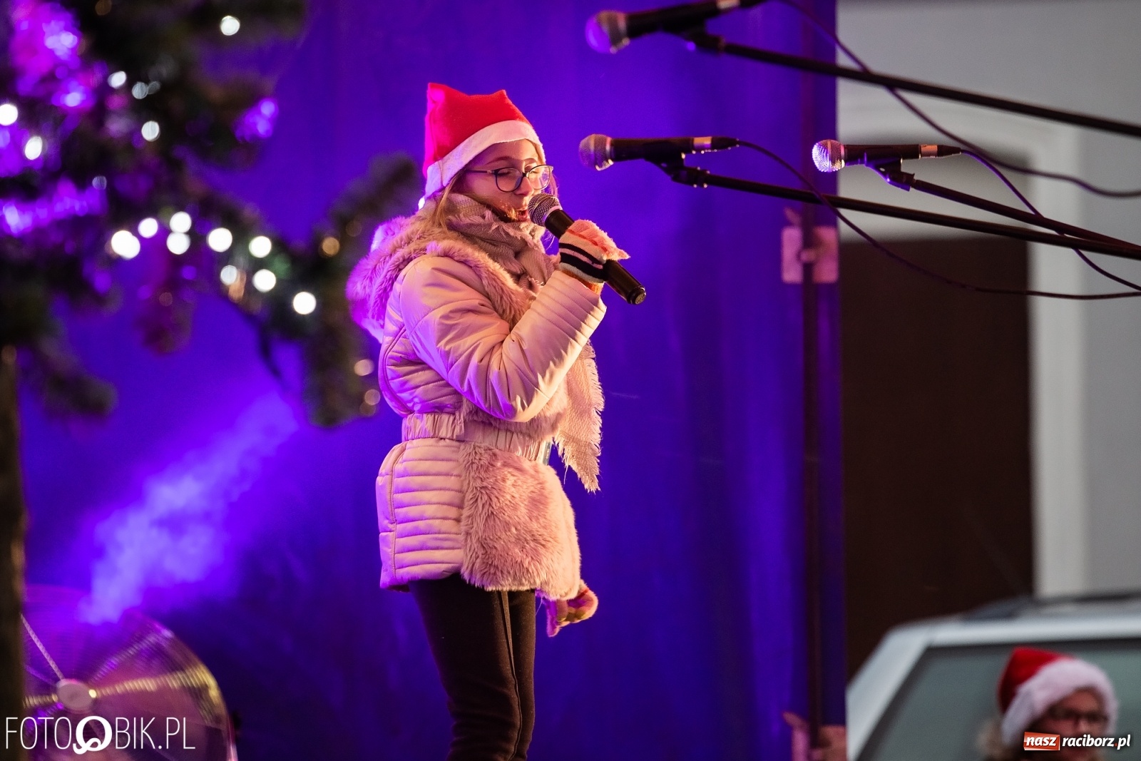 Zdjęcie w galerii na portalu naszraciborz.pl: Rozświetlenie choinki na rynku w Krzanowicach wiadomości z regionu