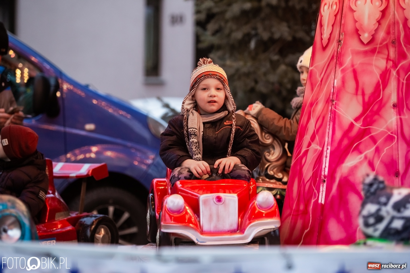 Zdjęcie w galerii na portalu naszraciborz.pl: Rozświetlenie choinki na rynku w Krzanowicach wiadomości z regionu