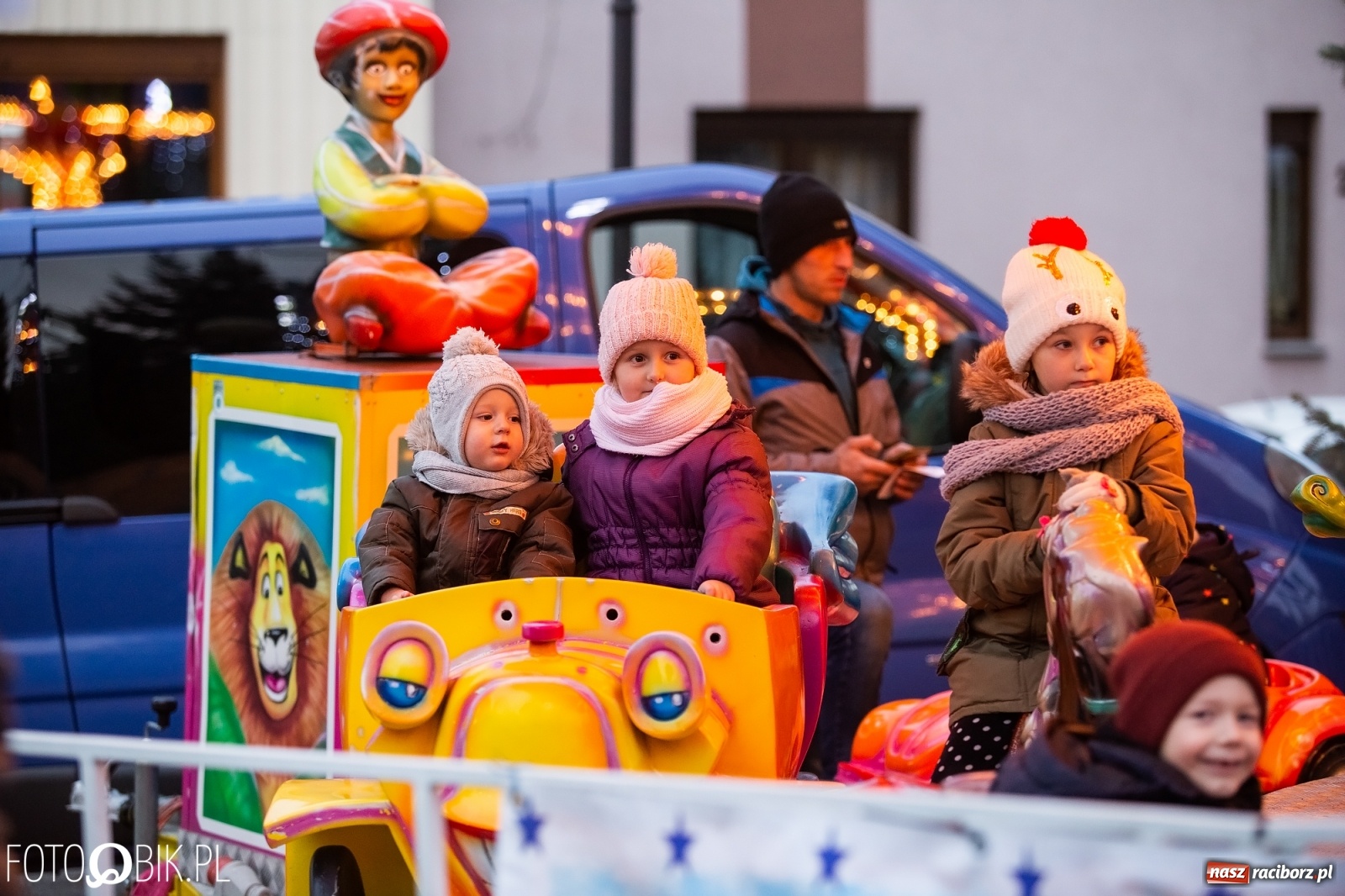 Zdjęcie w galerii na portalu naszraciborz.pl: Rozświetlenie choinki na rynku w Krzanowicach wiadomości z regionu