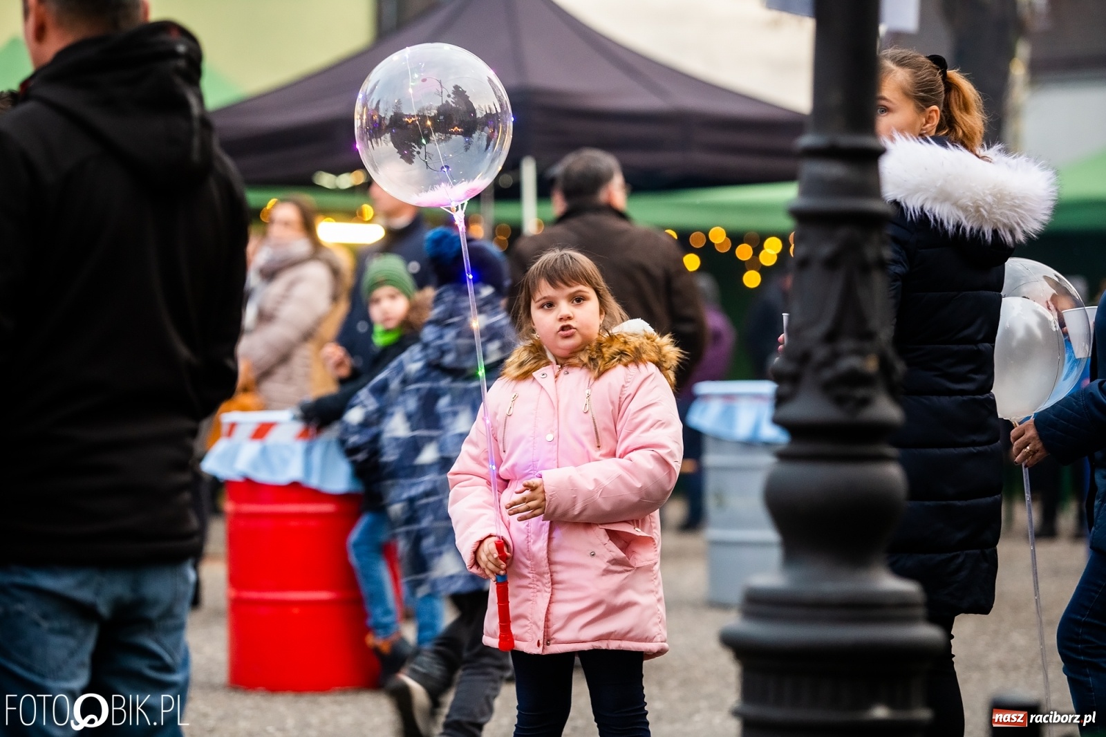 Zdjęcie w galerii na portalu naszraciborz.pl: Rozświetlenie choinki na rynku w Krzanowicach wiadomości z regionu