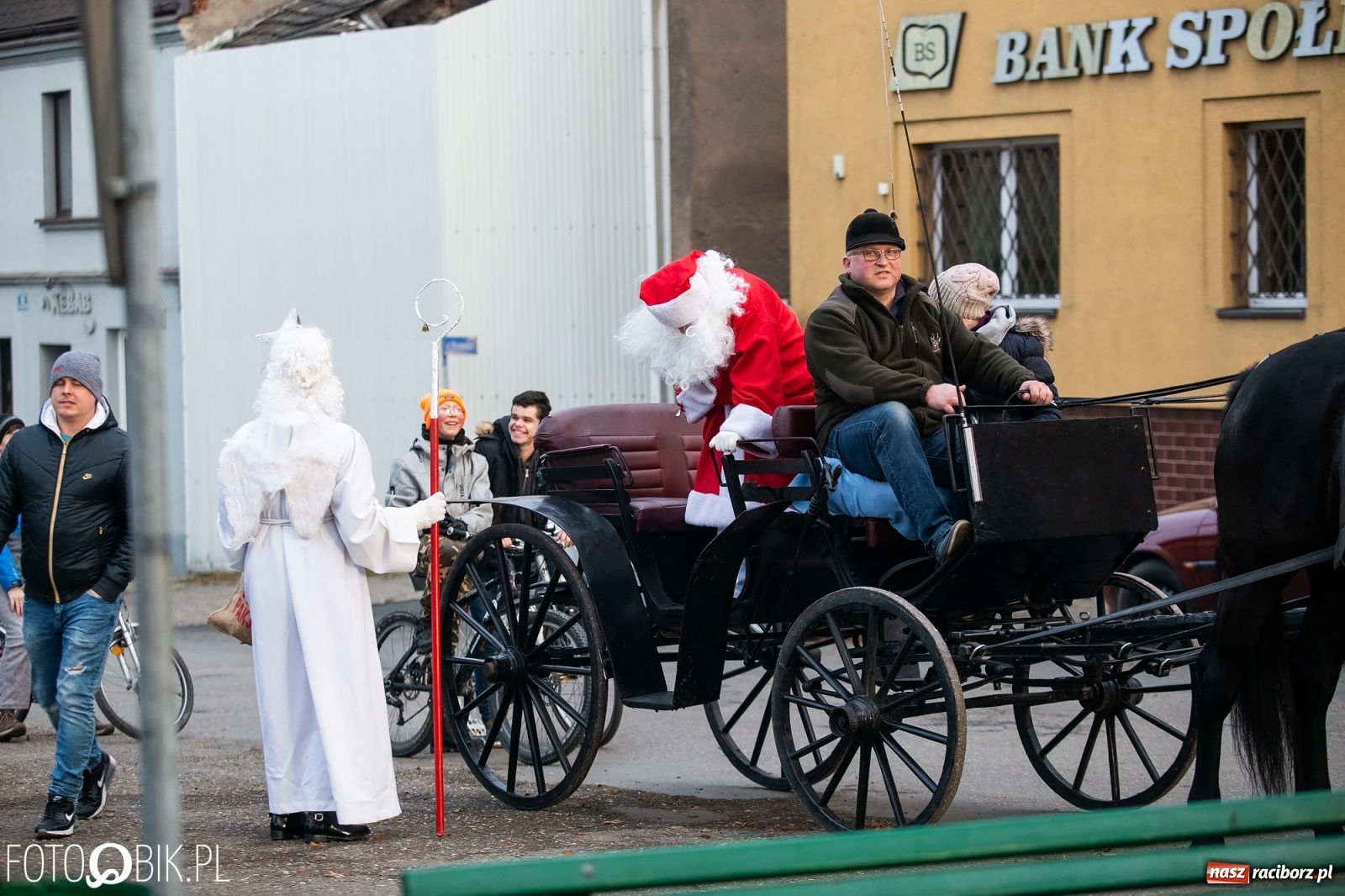 Zdjęcie w galerii na portalu naszraciborz.pl: Rozświetlenie choinki na rynku w Krzanowicach wiadomości z regionu