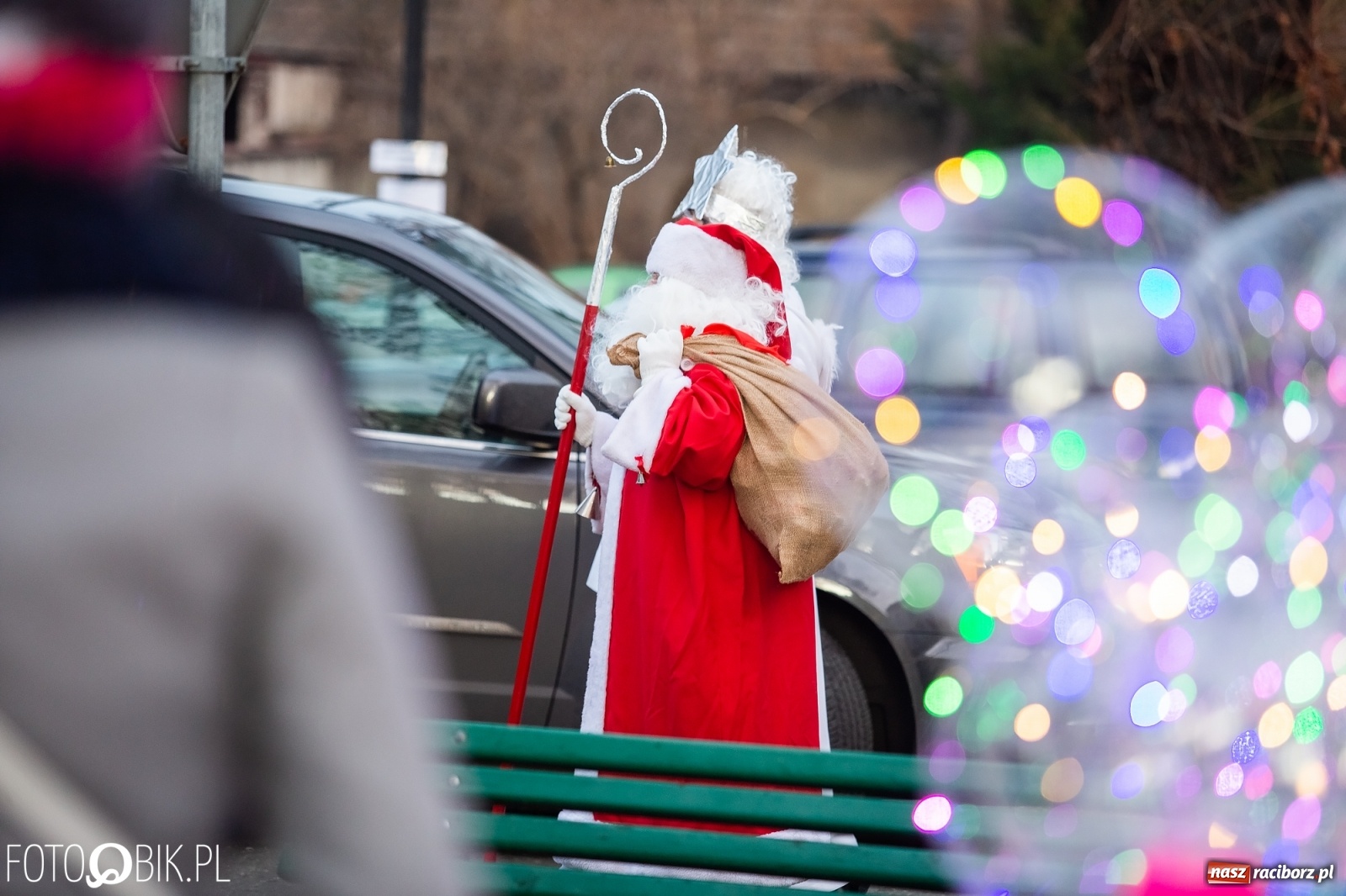 Zdjęcie w galerii na portalu naszraciborz.pl: Rozświetlenie choinki na rynku w Krzanowicach wiadomości z regionu