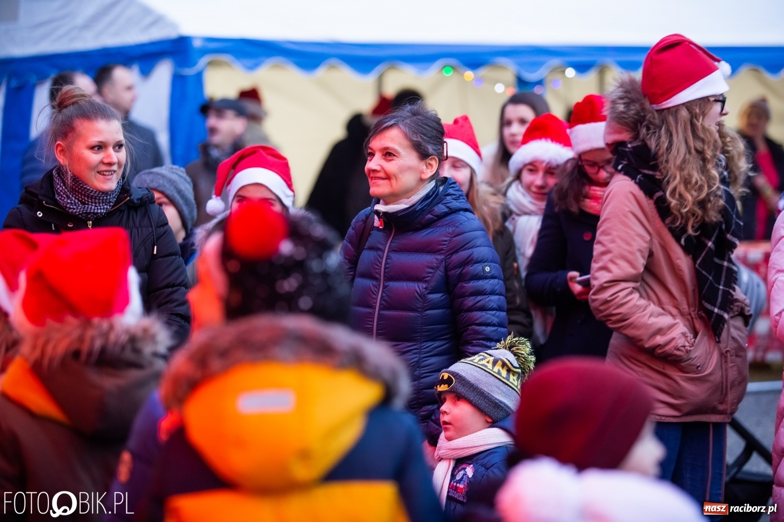 Zdjęcie w galerii na portalu naszraciborz.pl: Rozświetlenie choinki na rynku w Krzanowicach wiadomości z regionu