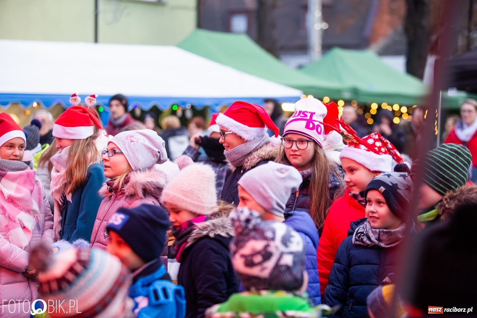 Zdjęcie w galerii na portalu naszraciborz.pl: Rozświetlenie choinki na rynku w Krzanowicach wiadomości z regionu