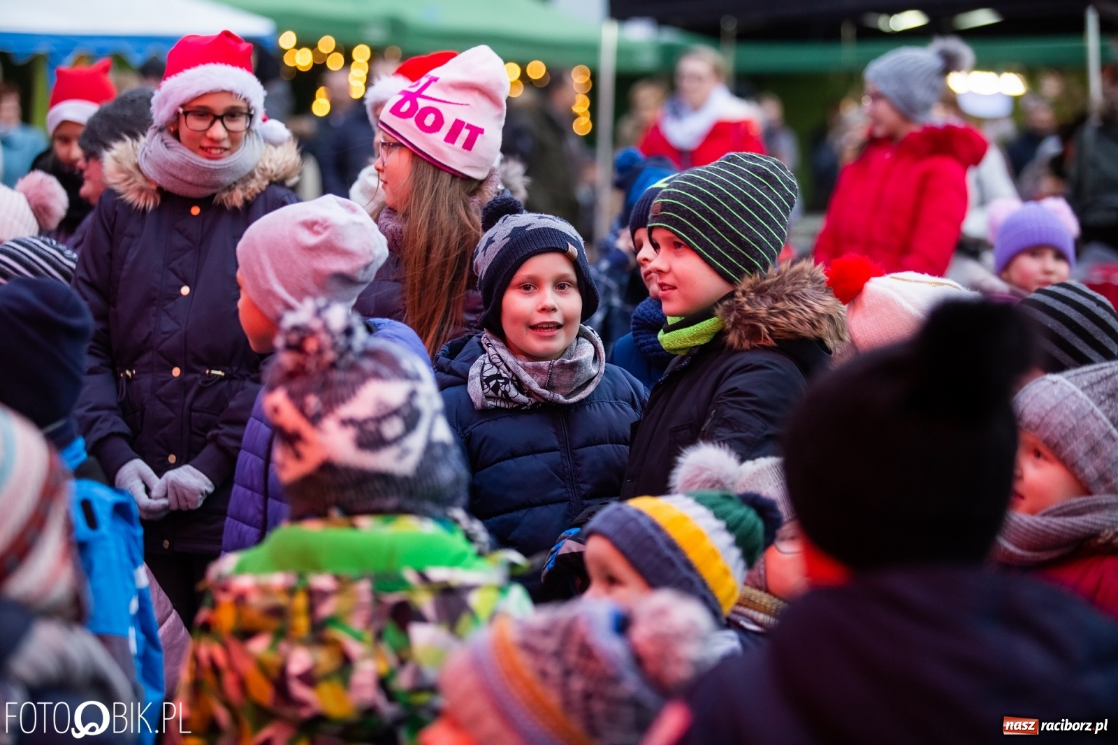 Zdjęcie w galerii na portalu naszraciborz.pl: Rozświetlenie choinki na rynku w Krzanowicach wiadomości z regionu