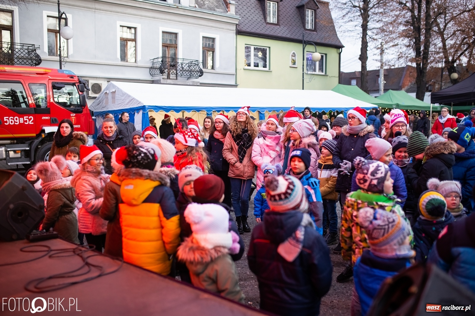 Zdjęcie w galerii na portalu naszraciborz.pl: Rozświetlenie choinki na rynku w Krzanowicach wiadomości z regionu