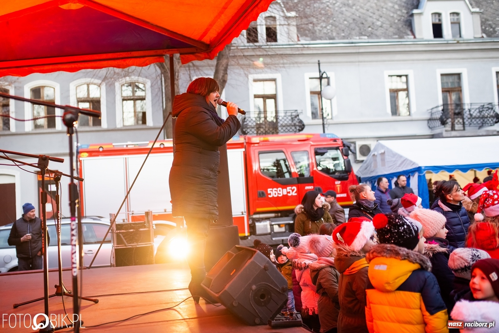 Zdjęcie w galerii na portalu naszraciborz.pl: Rozświetlenie choinki na rynku w Krzanowicach wiadomości z regionu