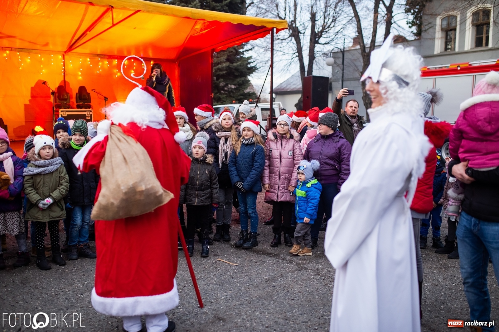 Zdjęcie w galerii na portalu naszraciborz.pl: Rozświetlenie choinki na rynku w Krzanowicach wiadomości z regionu