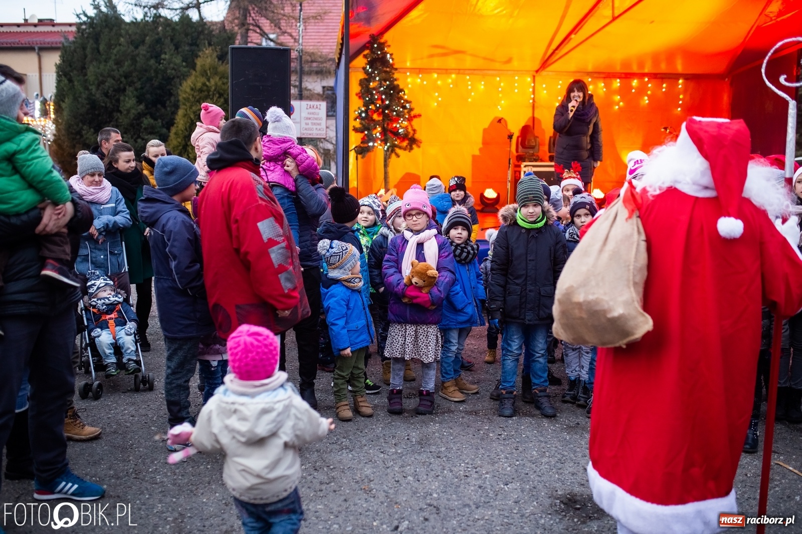 Zdjęcie w galerii na portalu naszraciborz.pl: Rozświetlenie choinki na rynku w Krzanowicach wiadomości z regionu