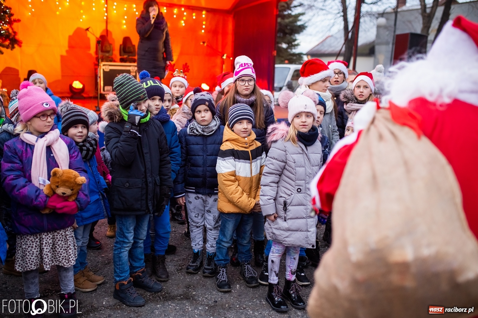 Zdjęcie w galerii na portalu naszraciborz.pl: Rozświetlenie choinki na rynku w Krzanowicach wiadomości z regionu