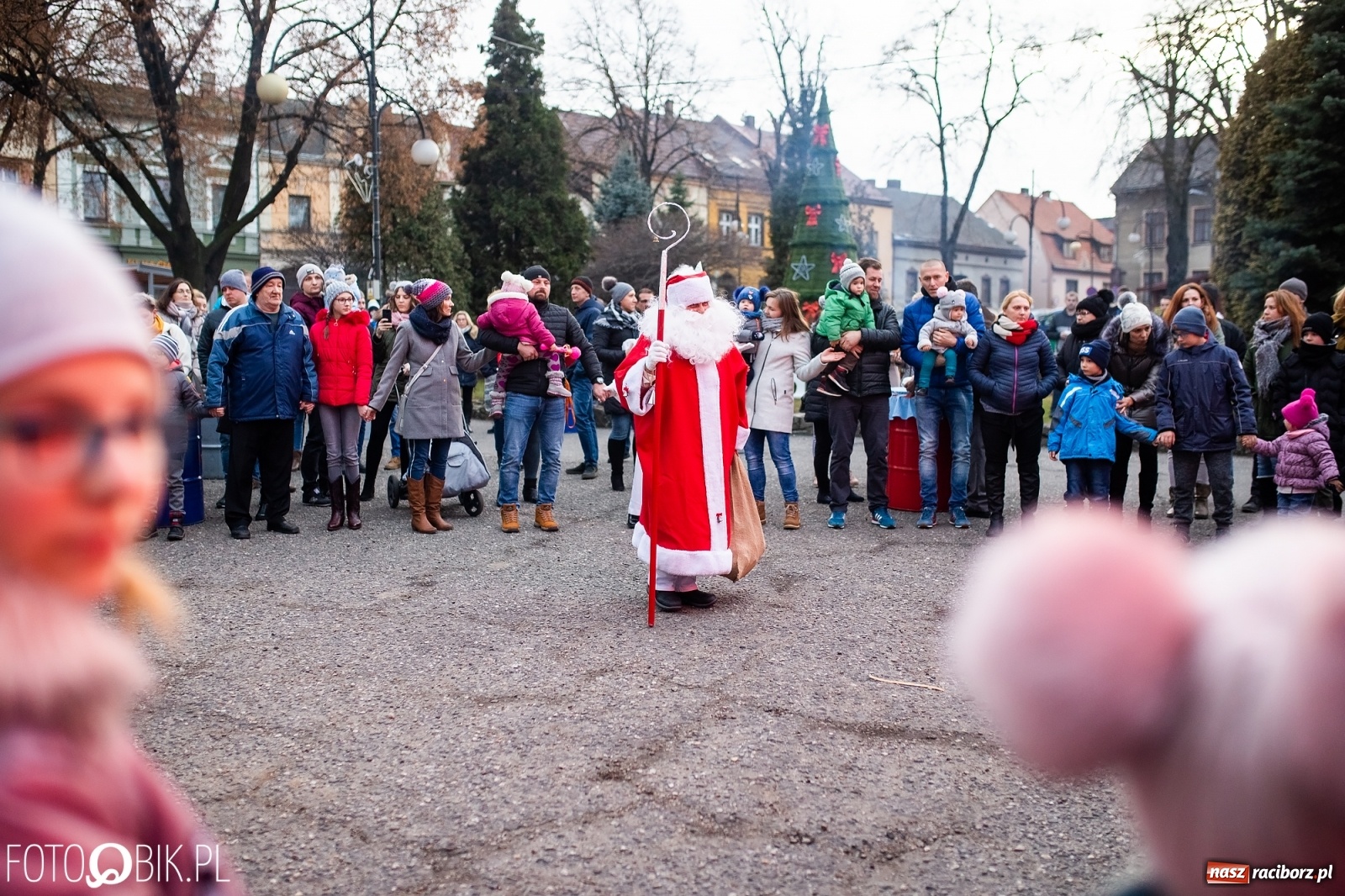 Zdjęcie w galerii na portalu naszraciborz.pl: Rozświetlenie choinki na rynku w Krzanowicach wiadomości z regionu