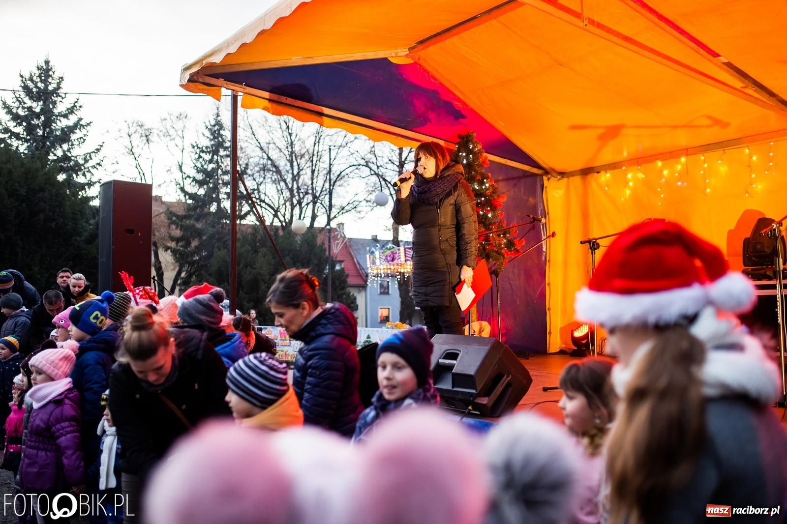 Zdjęcie w galerii na portalu naszraciborz.pl: Rozświetlenie choinki na rynku w Krzanowicach wiadomości z regionu