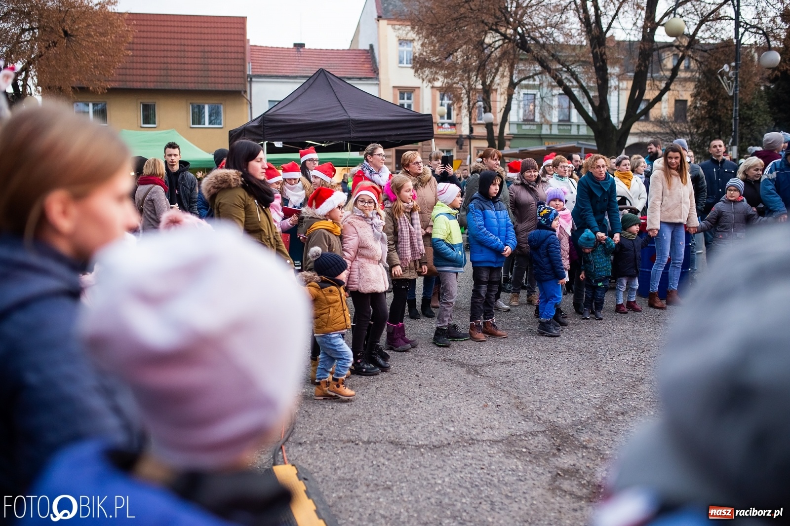 Zdjęcie w galerii na portalu naszraciborz.pl: Rozświetlenie choinki na rynku w Krzanowicach wiadomości z regionu