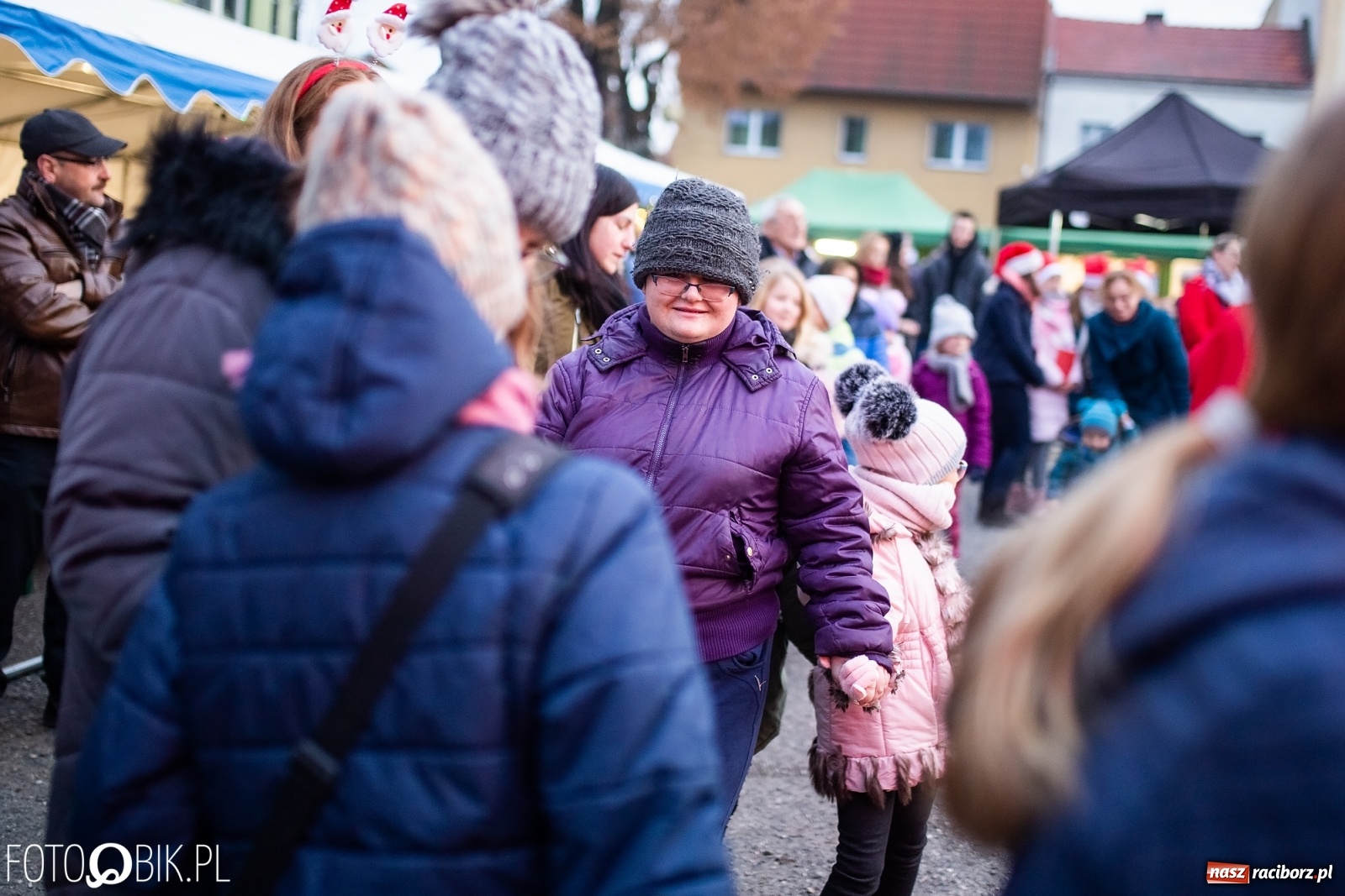 Zdjęcie w galerii na portalu naszraciborz.pl: Rozświetlenie choinki na rynku w Krzanowicach wiadomości z regionu