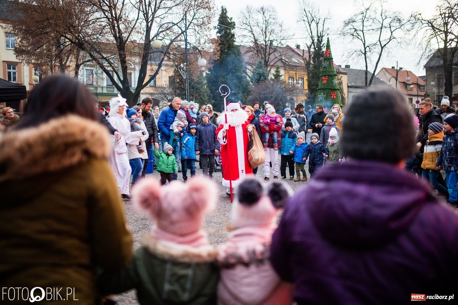 Zdjęcie w galerii na portalu naszraciborz.pl: Rozświetlenie choinki na rynku w Krzanowicach wiadomości z regionu