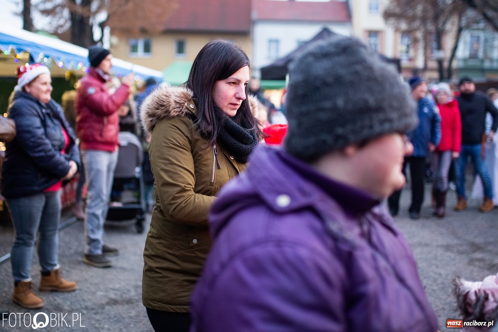 Zdjęcie w galerii na portalu naszraciborz.pl: Rozświetlenie choinki na rynku w Krzanowicach wiadomości z regionu