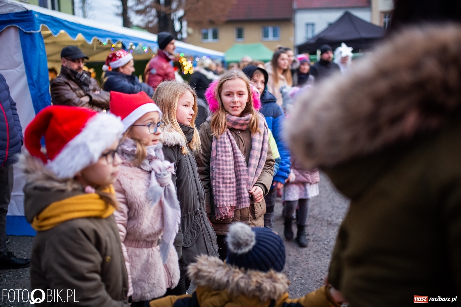 Zdjęcie w galerii na portalu naszraciborz.pl: Rozświetlenie choinki na rynku w Krzanowicach wiadomości z regionu