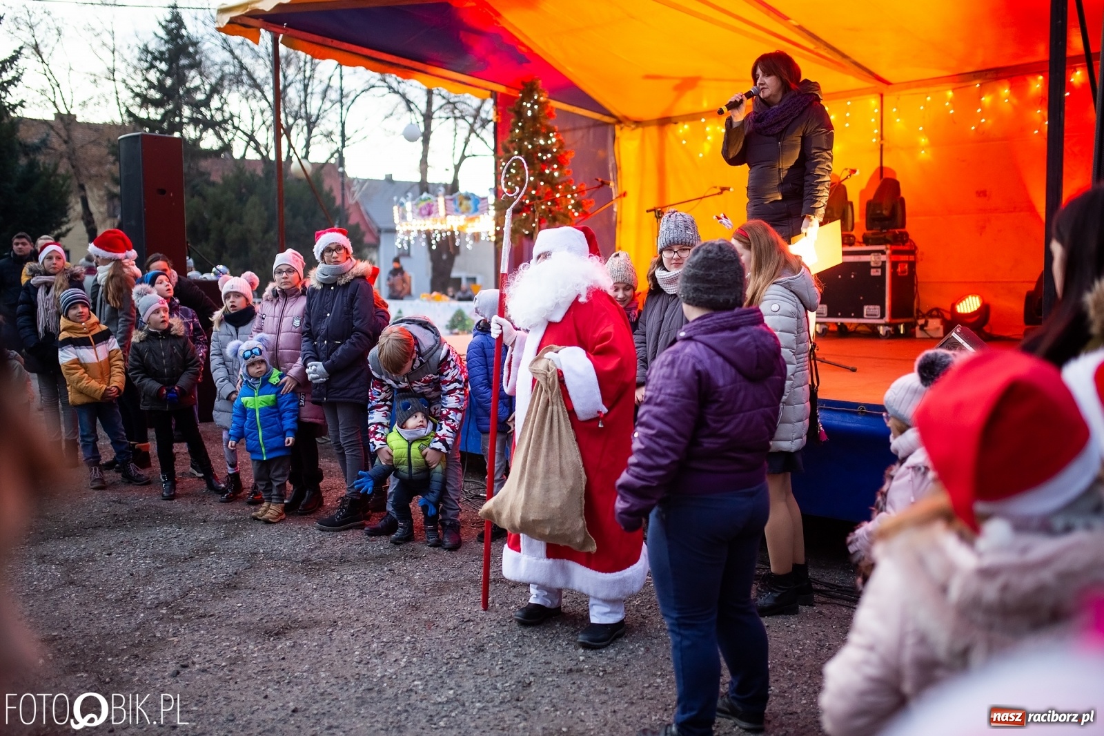 Zdjęcie w galerii na portalu naszraciborz.pl: Rozświetlenie choinki na rynku w Krzanowicach wiadomości z regionu