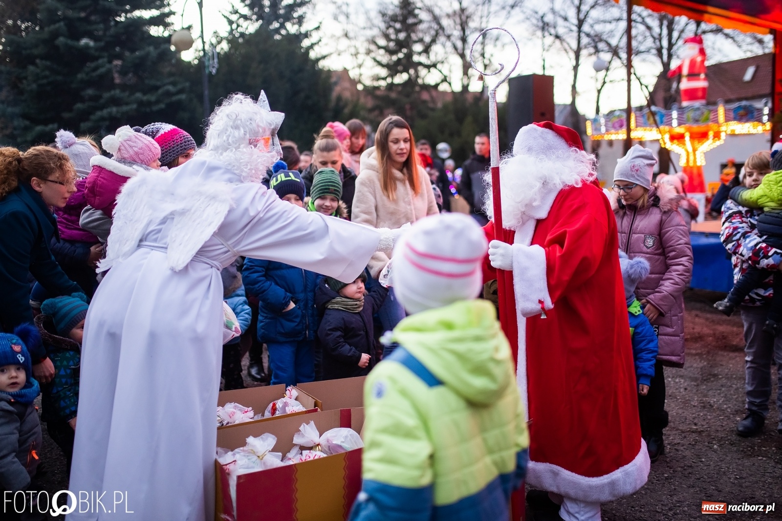 Zdjęcie w galerii na portalu naszraciborz.pl: Rozświetlenie choinki na rynku w Krzanowicach wiadomości z regionu