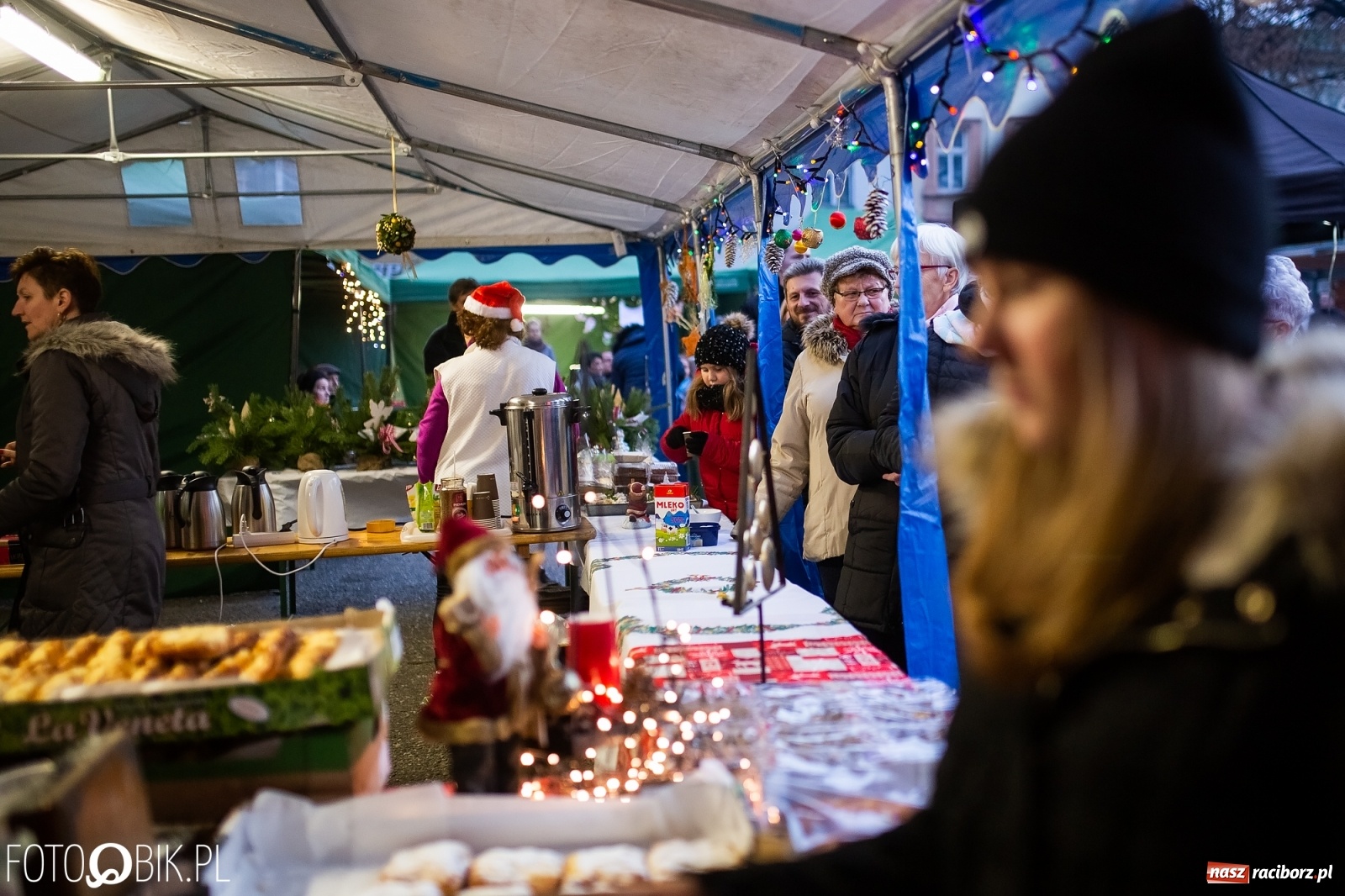 Zdjęcie w galerii na portalu naszraciborz.pl: Rozświetlenie choinki na rynku w Krzanowicach wiadomości z regionu