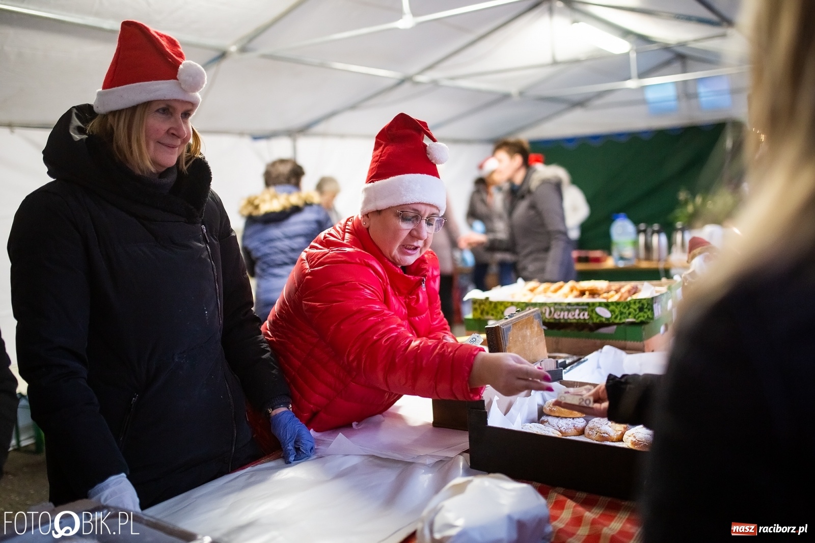 Zdjęcie w galerii na portalu naszraciborz.pl: Rozświetlenie choinki na rynku w Krzanowicach wiadomości z regionu
