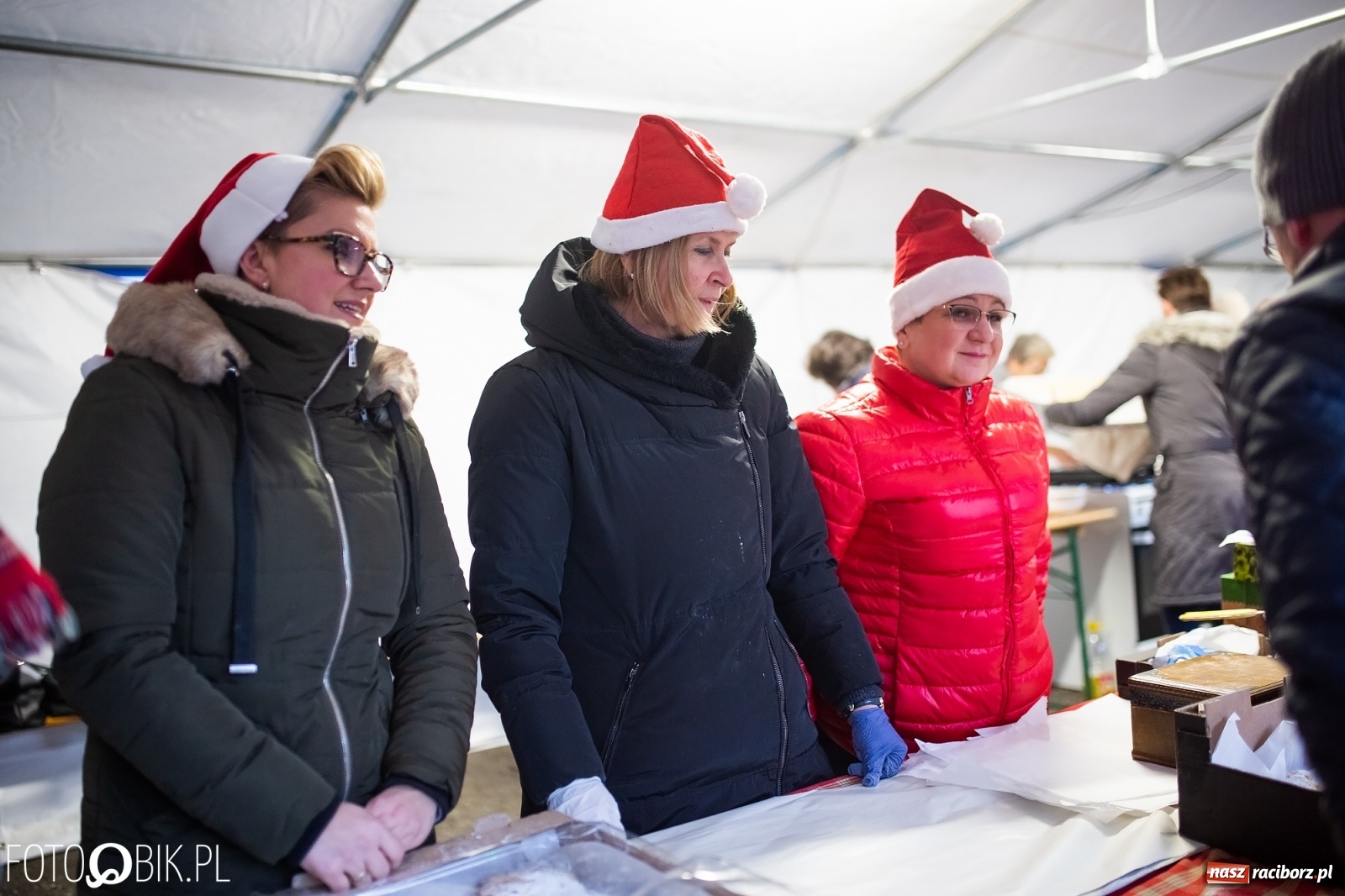 Zdjęcie w galerii na portalu naszraciborz.pl: Rozświetlenie choinki na rynku w Krzanowicach wiadomości z regionu