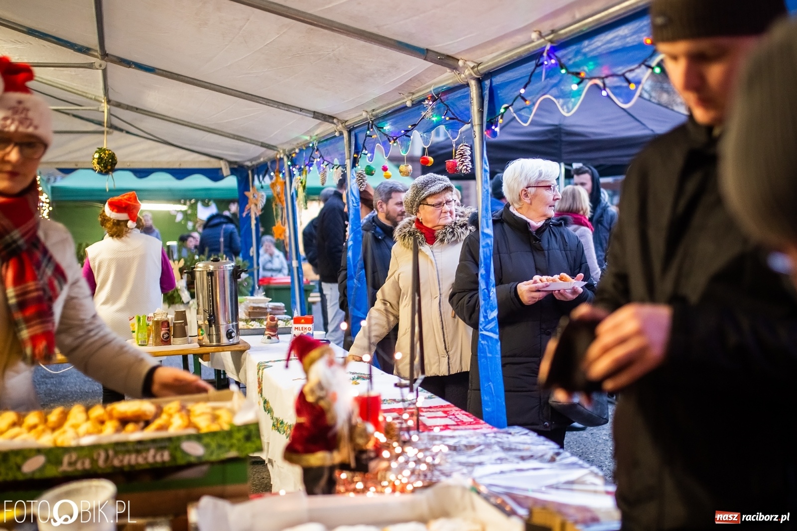 Zdjęcie w galerii na portalu naszraciborz.pl: Rozświetlenie choinki na rynku w Krzanowicach wiadomości z regionu